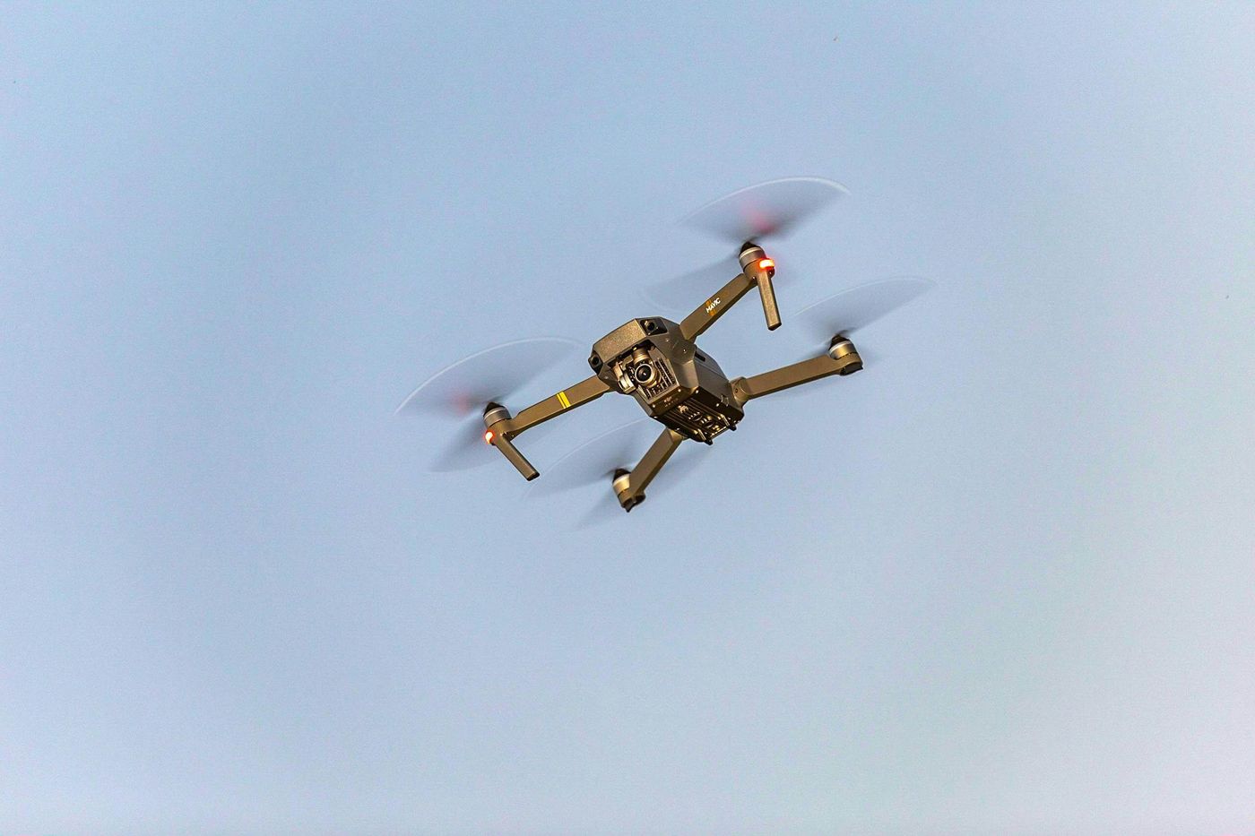 Endüstriyel drone gökyüzünde — geleceğin temizlik teknolojisi