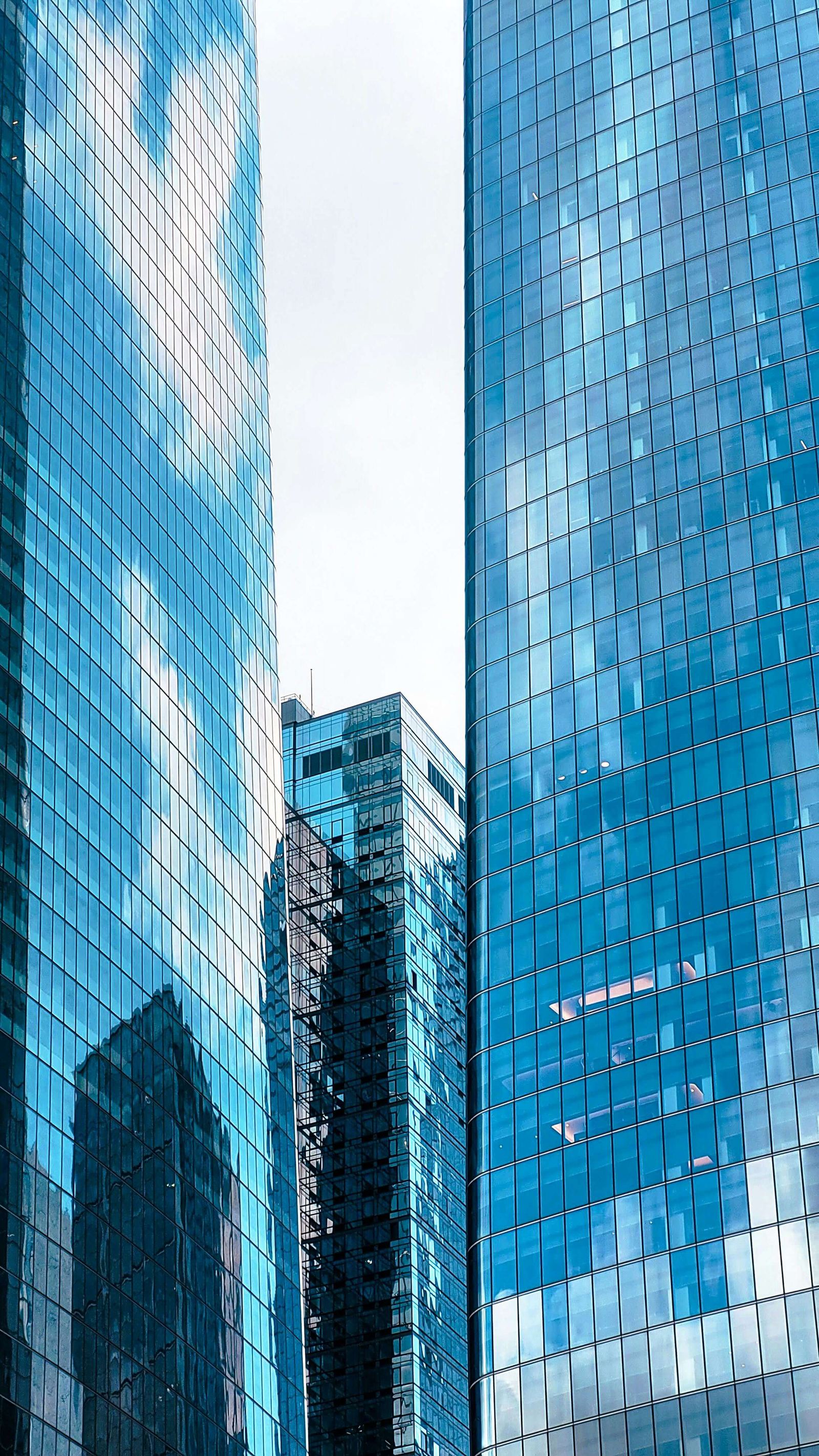 Modern cam cepheli yüksek plaza — SkyClean'in temizlediği bina tipi