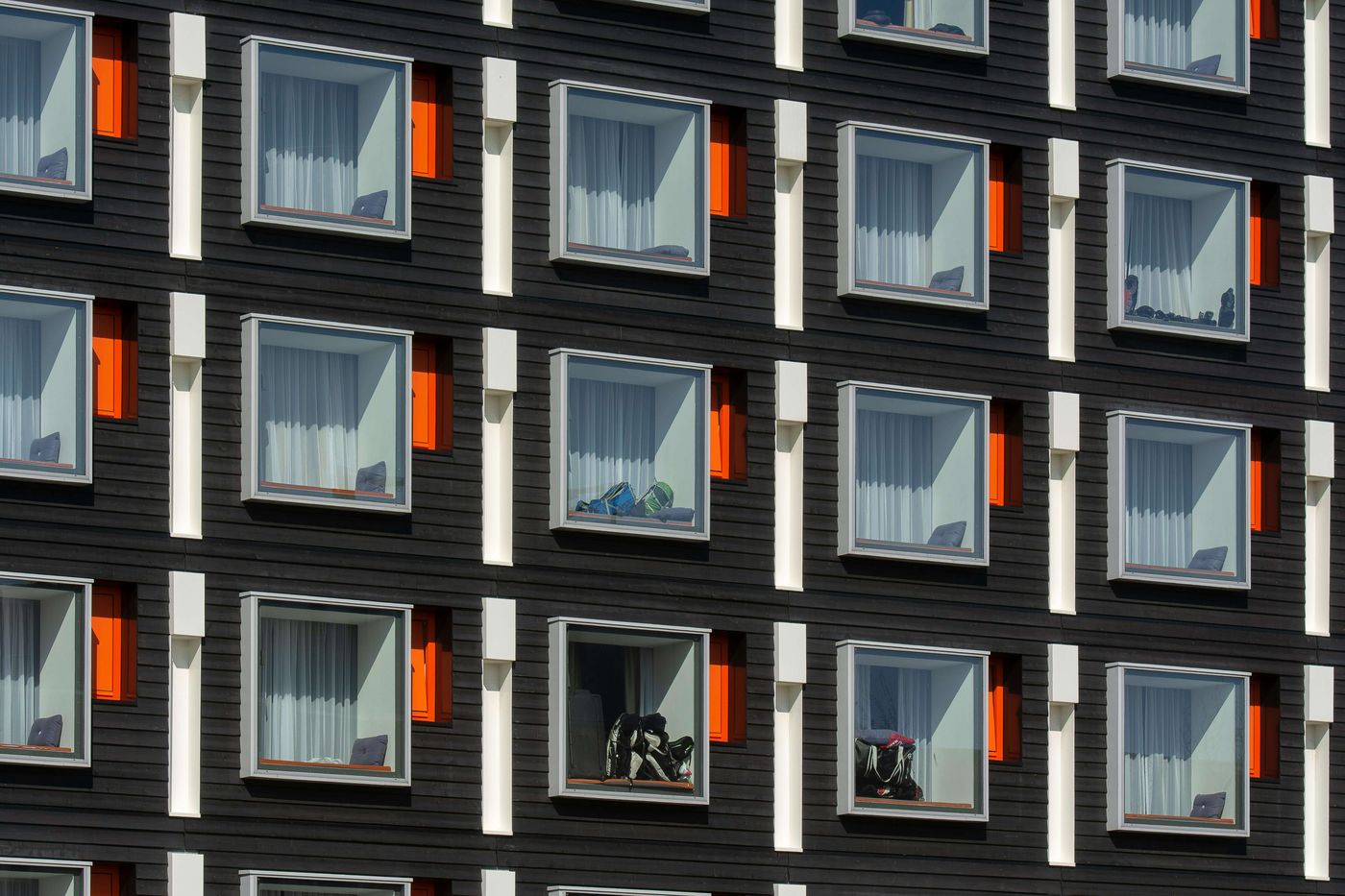 Modern otel cam cephesi — geometrik pencereler için drone temizlik